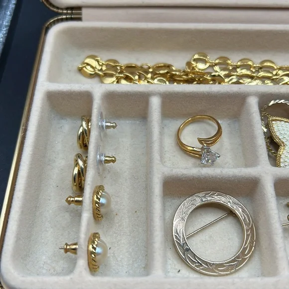 Vintage jewelry box with jewelry selection. Earring, necklaces, ring, etc. - Picture 2 of 16